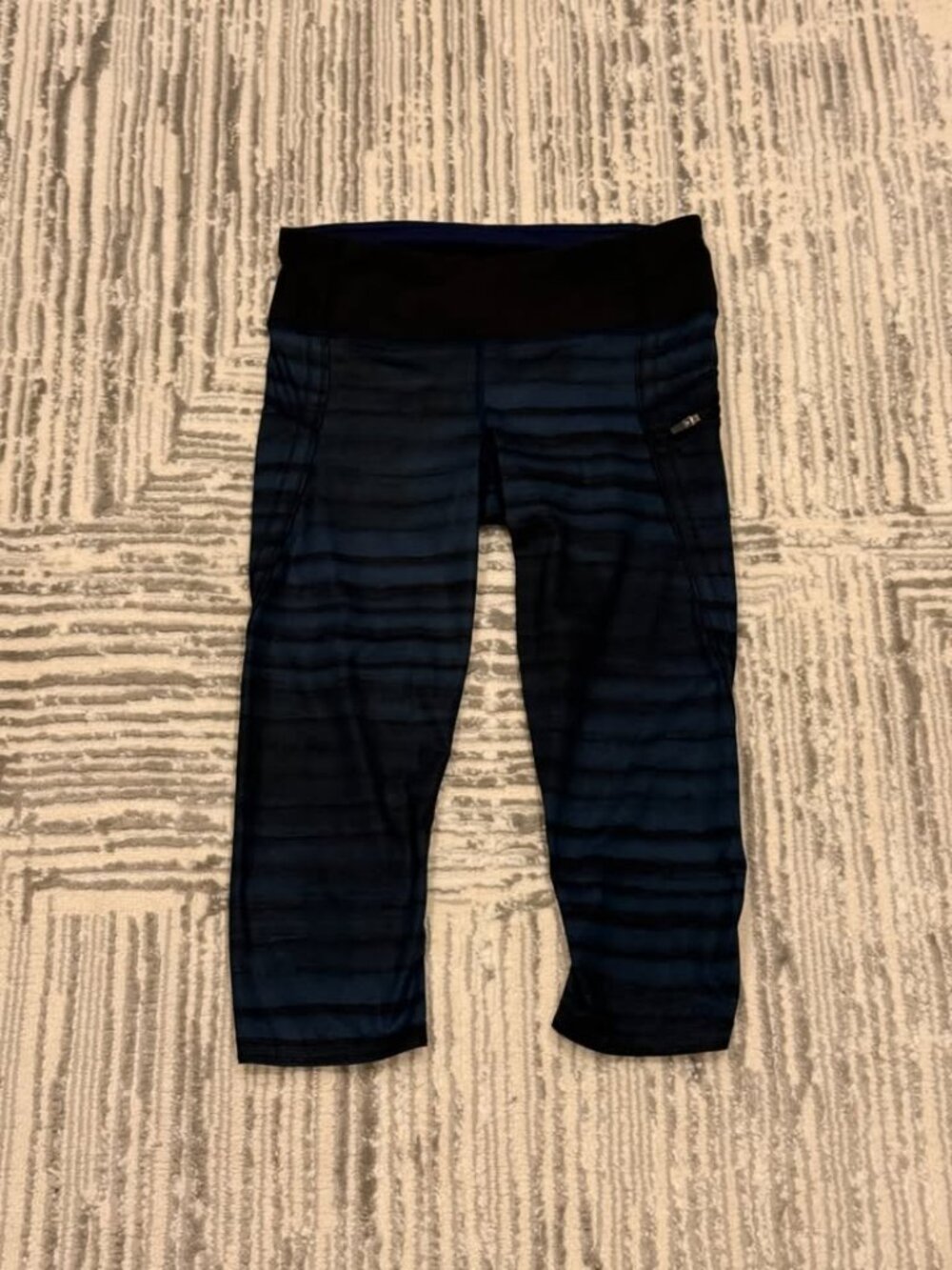 Lululemon Run Women's size 4 blue/black striped Capri Good Vibes leggings
